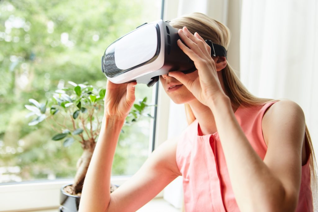 VRを体験する女性2