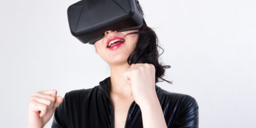 VRを楽しむ女性