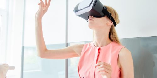 VRを楽しむ女性