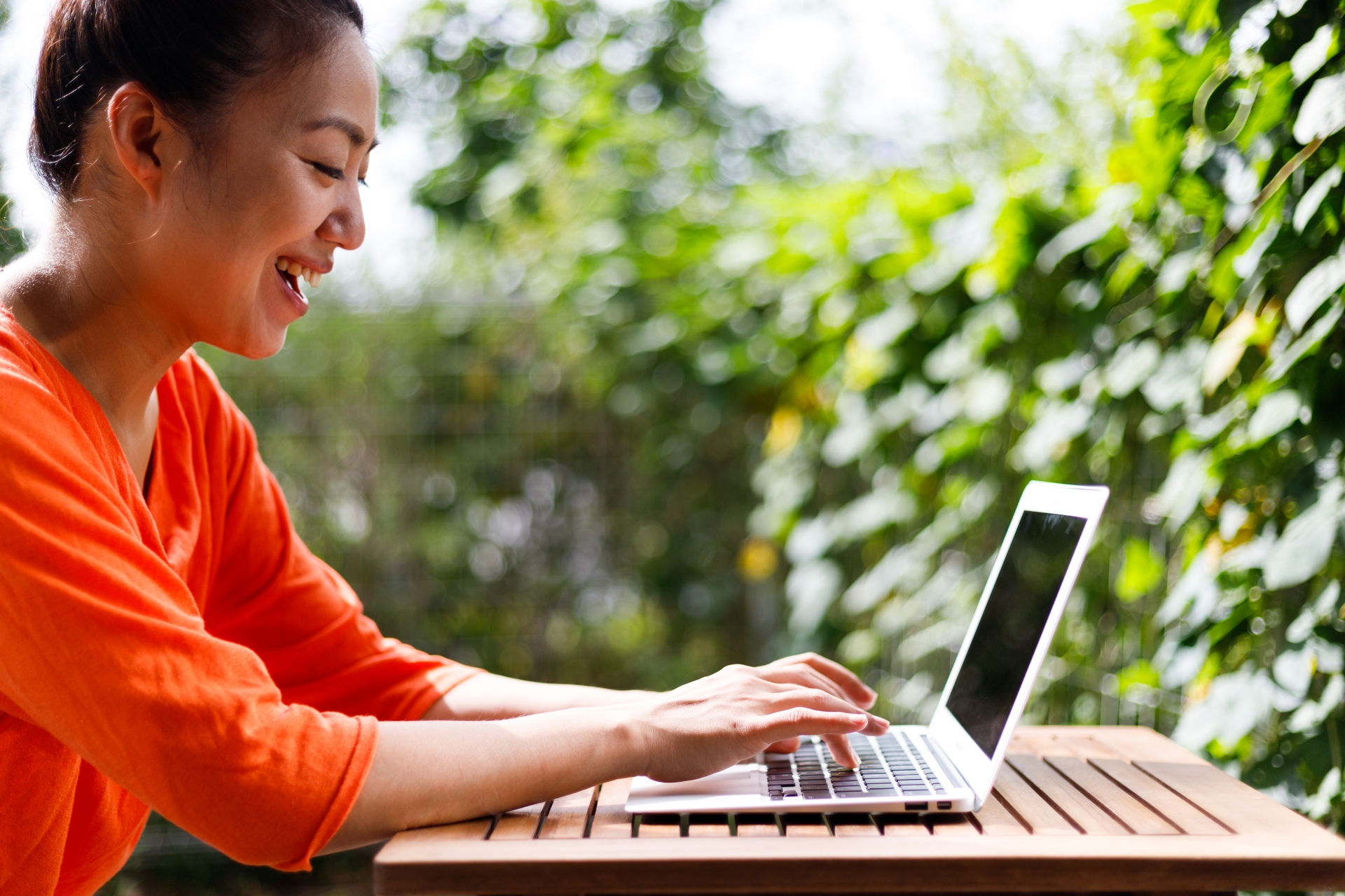 PCを楽しむ女性